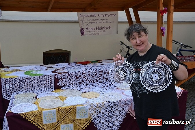 Zdjęcie w galerii na portalu naszraciborz.pl: Barwy folkloru na zamkowej scenie wiadomości z regionu