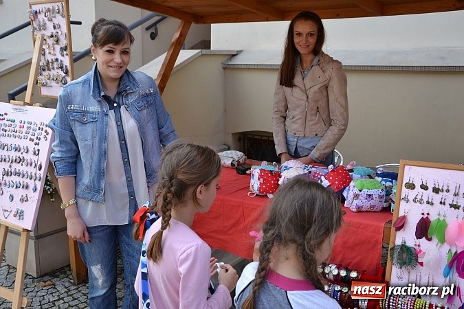 Zdjęcie w galerii na portalu naszraciborz.pl: Barwy folkloru na zamkowej scenie wiadomości z regionu