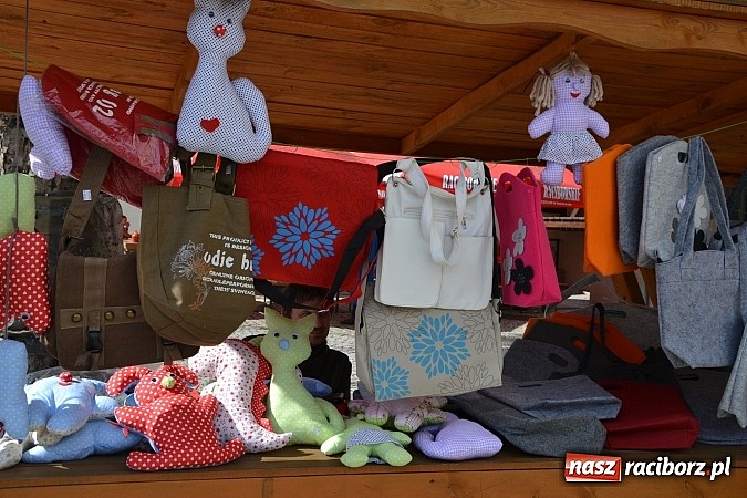 Zdjęcie w galerii na portalu naszraciborz.pl: Barwy folkloru na zamkowej scenie wiadomości z regionu