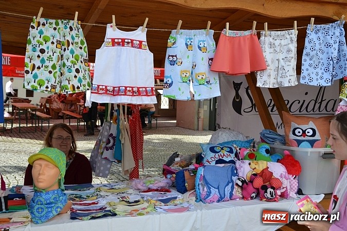Zdjęcie w galerii na portalu naszraciborz.pl: Barwy folkloru na zamkowej scenie wiadomości z regionu