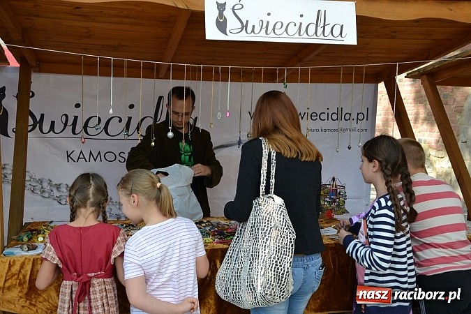 Zdjęcie w galerii na portalu naszraciborz.pl: Barwy folkloru na zamkowej scenie wiadomości z regionu