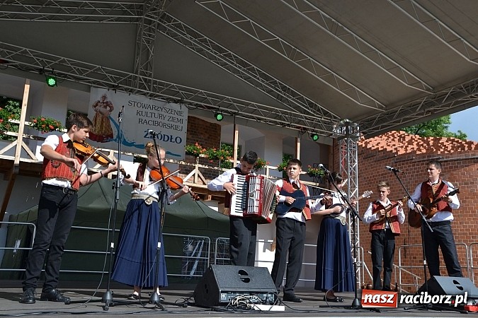 Zdjęcie w galerii na portalu naszraciborz.pl: Barwy folkloru na zamkowej scenie wiadomości z regionu
