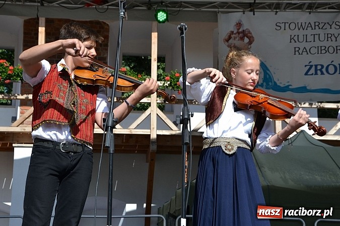 Zdjęcie w galerii na portalu naszraciborz.pl: Barwy folkloru na zamkowej scenie wiadomości z regionu