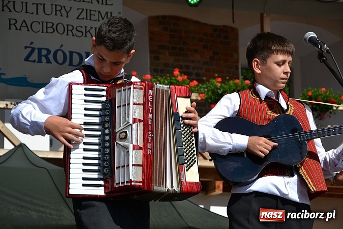 Zdjęcie w galerii na portalu naszraciborz.pl: Barwy folkloru na zamkowej scenie wiadomości z regionu
