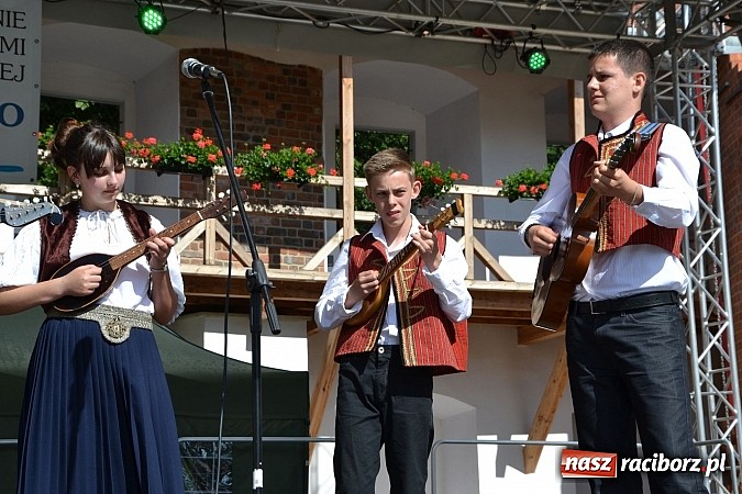 Zdjęcie w galerii na portalu naszraciborz.pl: Barwy folkloru na zamkowej scenie wiadomości z regionu