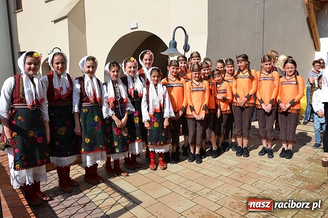 Zdjęcie w galerii na portalu naszraciborz.pl: Barwy folkloru na zamkowej scenie wiadomości z regionu