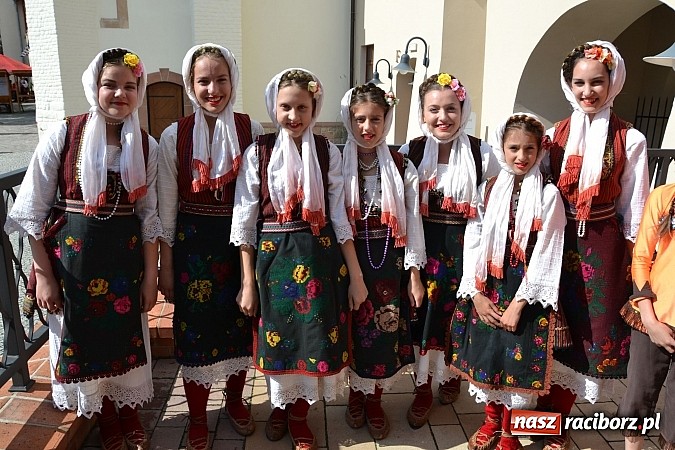 Zdjęcie w galerii na portalu naszraciborz.pl: Barwy folkloru na zamkowej scenie wiadomości z regionu