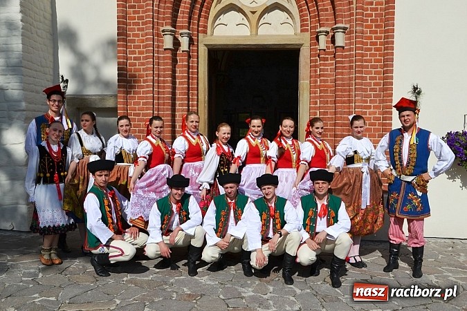 Zdjęcie w galerii na portalu naszraciborz.pl: Barwy folkloru na zamkowej scenie wiadomości z regionu