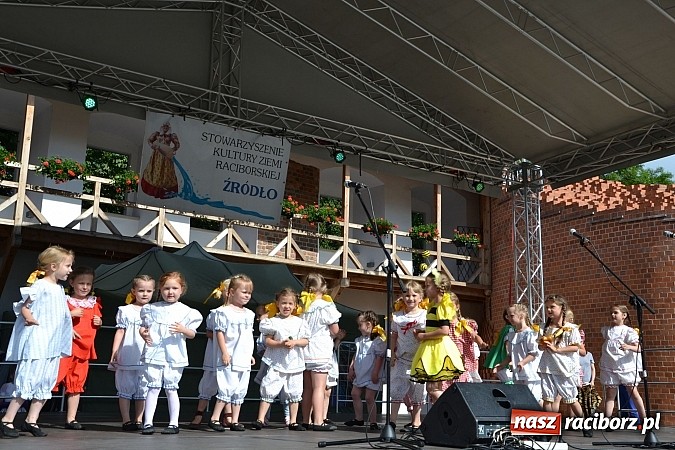 Zdjęcie w galerii na portalu naszraciborz.pl: Barwy folkloru na zamkowej scenie wiadomości z regionu