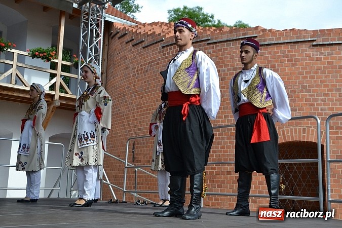 Zdjęcie w galerii na portalu naszraciborz.pl: Barwy folkloru na zamkowej scenie wiadomości z regionu