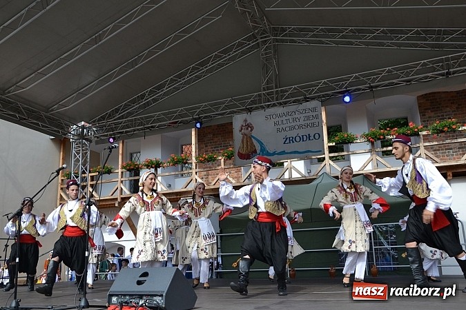 Zdjęcie w galerii na portalu naszraciborz.pl: Barwy folkloru na zamkowej scenie wiadomości z regionu