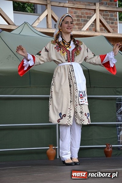 Zdjęcie w galerii na portalu naszraciborz.pl: Barwy folkloru na zamkowej scenie wiadomości z regionu