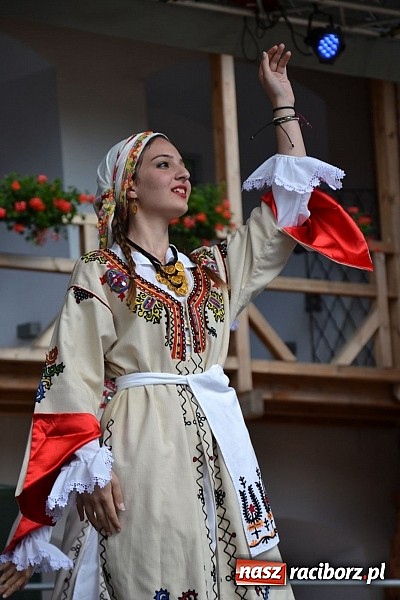 Zdjęcie w galerii na portalu naszraciborz.pl: Barwy folkloru na zamkowej scenie wiadomości z regionu