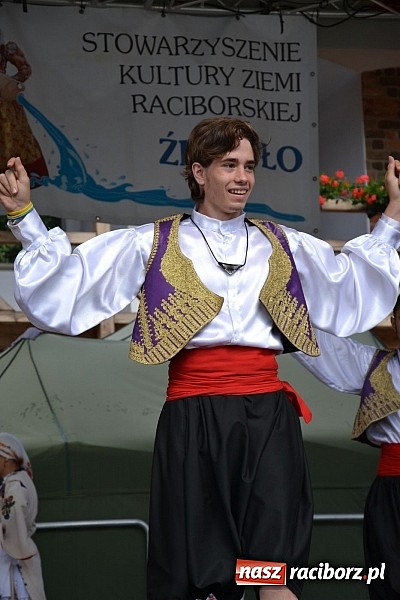 Zdjęcie w galerii na portalu naszraciborz.pl: Barwy folkloru na zamkowej scenie wiadomości z regionu