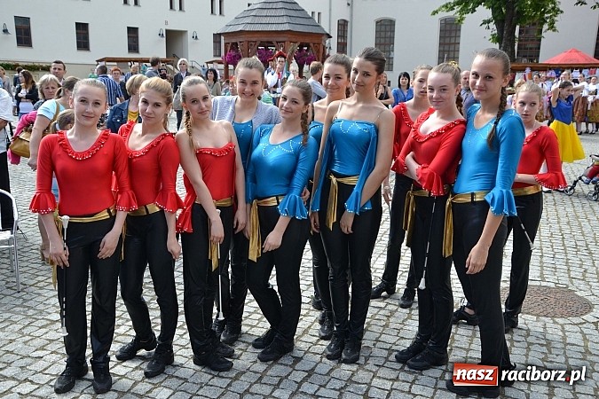 Zdjęcie w galerii na portalu naszraciborz.pl: Barwy folkloru na zamkowej scenie wiadomości z regionu
