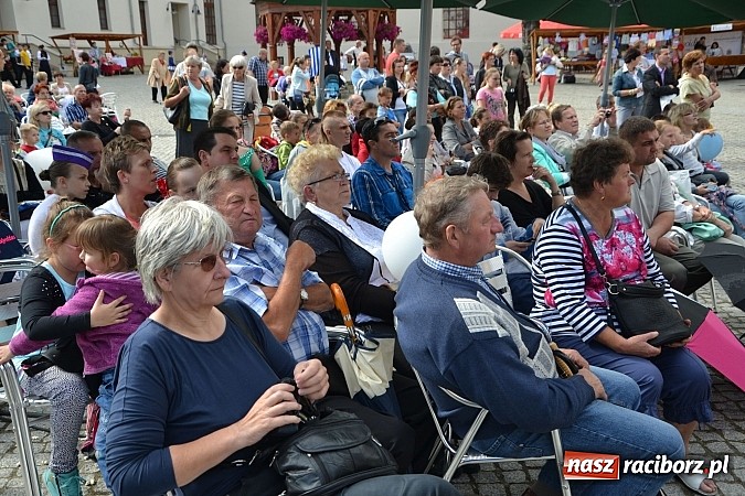 Zdjęcie w galerii na portalu naszraciborz.pl: Barwy folkloru na zamkowej scenie wiadomości z regionu