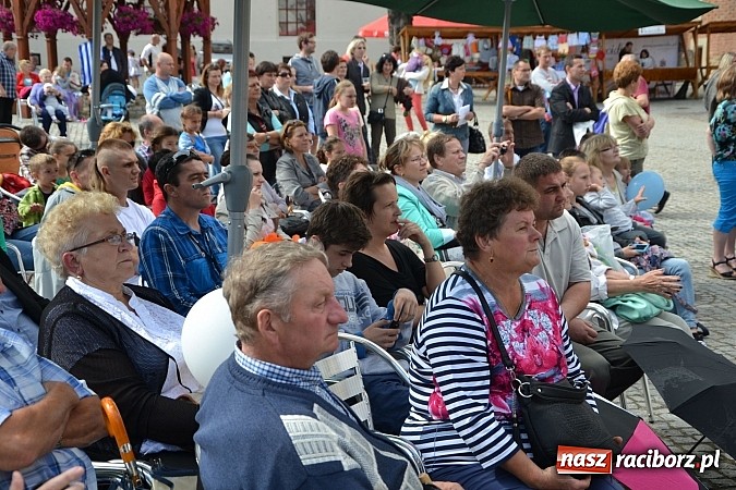 Zdjęcie w galerii na portalu naszraciborz.pl: Barwy folkloru na zamkowej scenie wiadomości z regionu