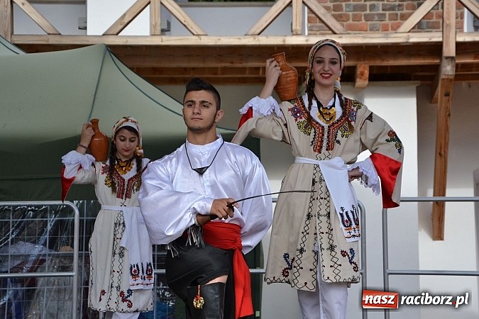 Zdjęcie w galerii na portalu naszraciborz.pl: Barwy folkloru na zamkowej scenie wiadomości z regionu