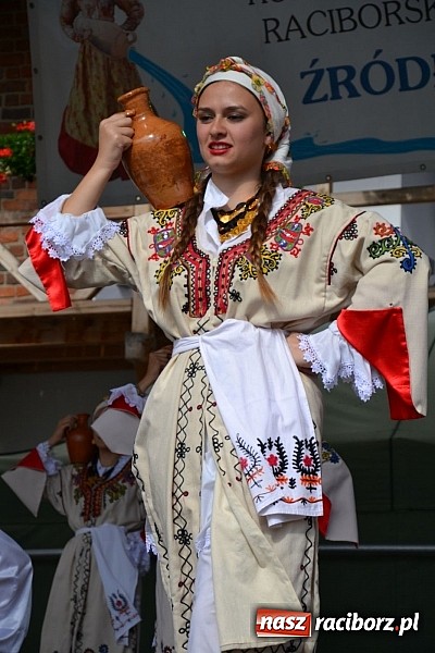 Zdjęcie w galerii na portalu naszraciborz.pl: Barwy folkloru na zamkowej scenie wiadomości z regionu