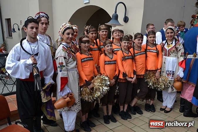 Zdjęcie w galerii na portalu naszraciborz.pl: Barwy folkloru na zamkowej scenie wiadomości z regionu