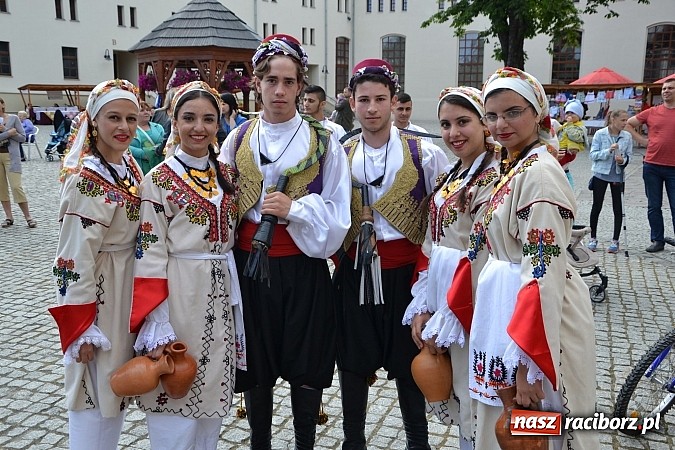 Zdjęcie w galerii na portalu naszraciborz.pl: Barwy folkloru na zamkowej scenie wiadomości z regionu