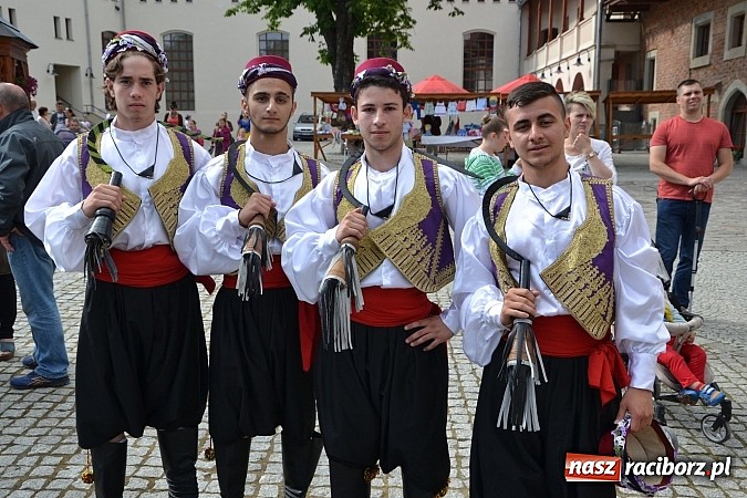 Zdjęcie w galerii na portalu naszraciborz.pl: Barwy folkloru na zamkowej scenie wiadomości z regionu