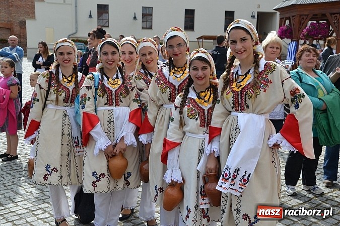 Zdjęcie w galerii na portalu naszraciborz.pl: Barwy folkloru na zamkowej scenie wiadomości z regionu
