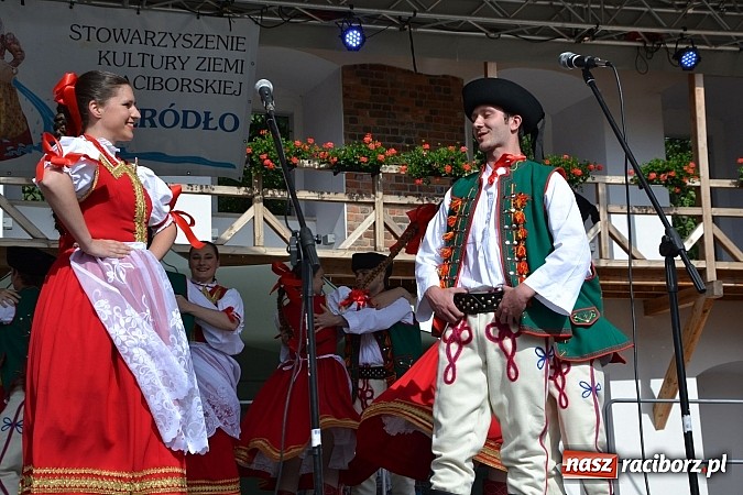 Zdjęcie w galerii na portalu naszraciborz.pl: Barwy folkloru na zamkowej scenie wiadomości z regionu