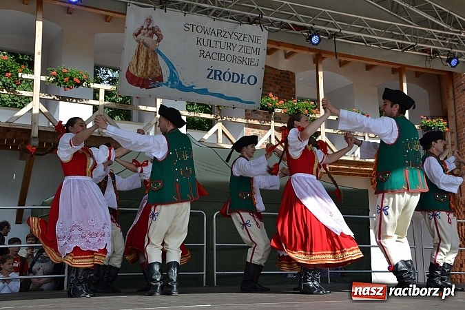 Zdjęcie w galerii na portalu naszraciborz.pl: Barwy folkloru na zamkowej scenie wiadomości z regionu