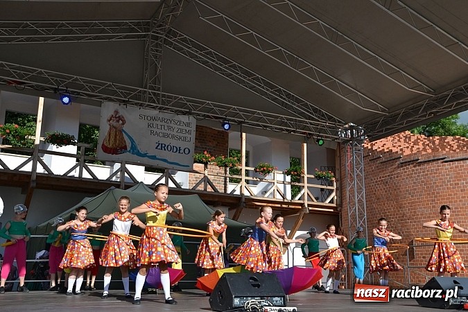 Zdjęcie w galerii na portalu naszraciborz.pl: Barwy folkloru na zamkowej scenie wiadomości z regionu
