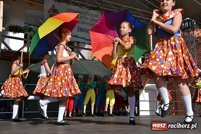 Zdjęcie w galerii na portalu naszraciborz.pl: Barwy folkloru na zamkowej scenie wiadomości z regionu