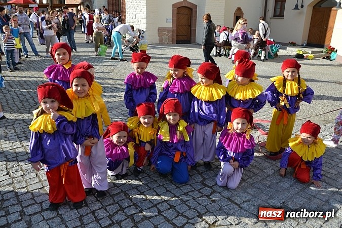 Zdjęcie w galerii na portalu naszraciborz.pl: Barwy folkloru na zamkowej scenie wiadomości z regionu