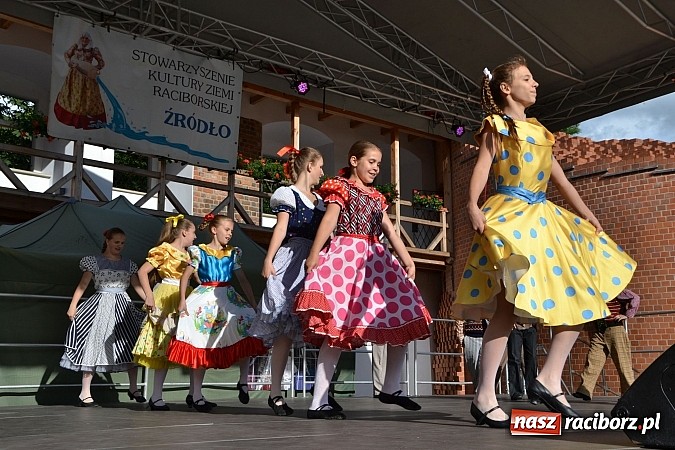 Zdjęcie w galerii na portalu naszraciborz.pl: Barwy folkloru na zamkowej scenie wiadomości z regionu