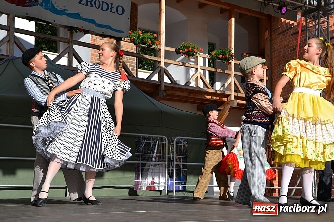 Zdjęcie w galerii na portalu naszraciborz.pl: Barwy folkloru na zamkowej scenie wiadomości z regionu