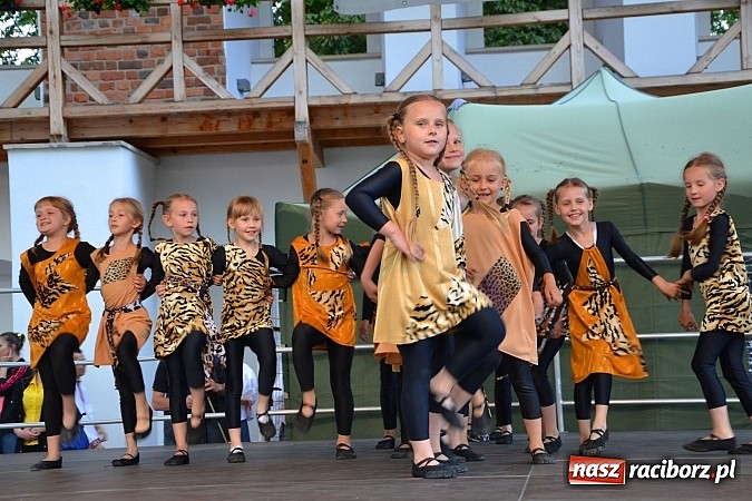 Zdjęcie w galerii na portalu naszraciborz.pl: Barwy folkloru na zamkowej scenie wiadomości z regionu