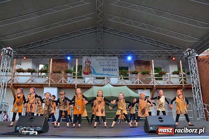 Zdjęcie w galerii na portalu naszraciborz.pl: Barwy folkloru na zamkowej scenie wiadomości z regionu