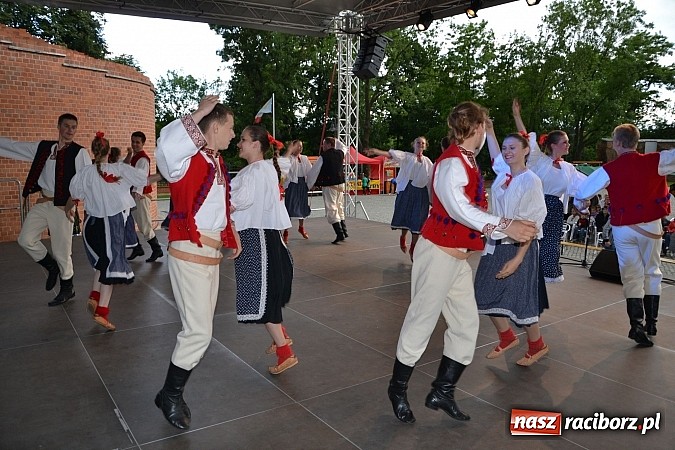 Zdjęcie w galerii na portalu naszraciborz.pl: Barwy folkloru na zamkowej scenie wiadomości z regionu