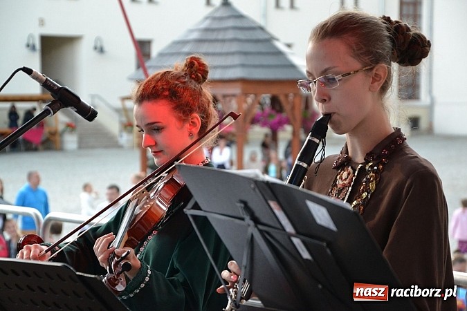 Zdjęcie w galerii na portalu naszraciborz.pl: Barwy folkloru na zamkowej scenie wiadomości z regionu