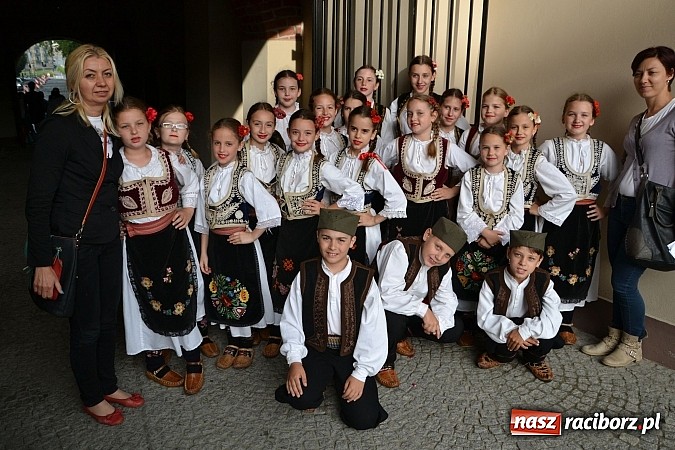 Zdjęcie w galerii na portalu naszraciborz.pl: Barwy folkloru na zamkowej scenie wiadomości z regionu