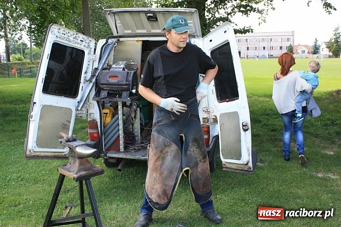 Zdjęcie w galerii na portalu naszraciborz.pl: Wczoraj konie podkuwali, dziś międzynarodowe zawody konne w skokach przez przeszkody wiadomości z regionu