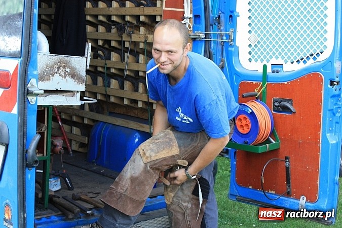 Zdjęcie w galerii na portalu naszraciborz.pl: Wczoraj konie podkuwali, dziś międzynarodowe zawody konne w skokach przez przeszkody wiadomości z regionu