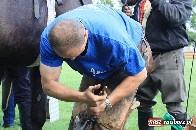 Zdjęcie w galerii na portalu naszraciborz.pl: Wczoraj konie podkuwali, dziś międzynarodowe zawody konne w skokach przez przeszkody wiadomości z regionu