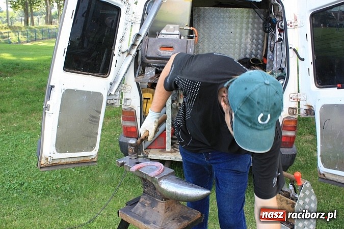 Zdjęcie w galerii na portalu naszraciborz.pl: Wczoraj konie podkuwali, dziś międzynarodowe zawody konne w skokach przez przeszkody wiadomości z regionu