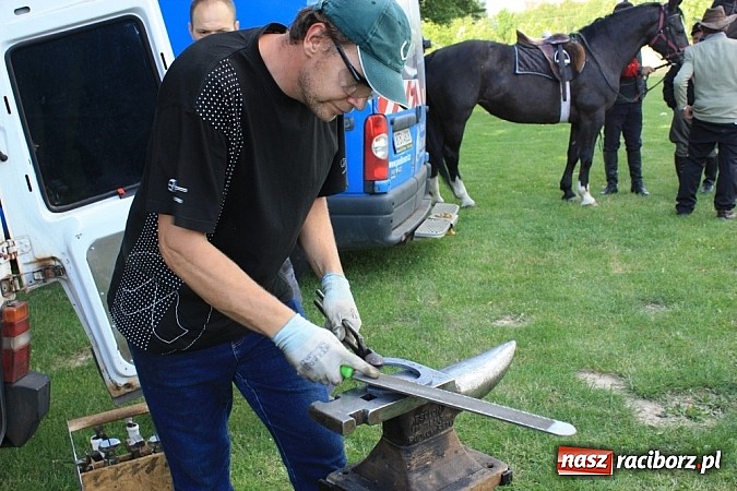 Zdjęcie w galerii na portalu naszraciborz.pl: Wczoraj konie podkuwali, dziś międzynarodowe zawody konne w skokach przez przeszkody wiadomości z regionu
