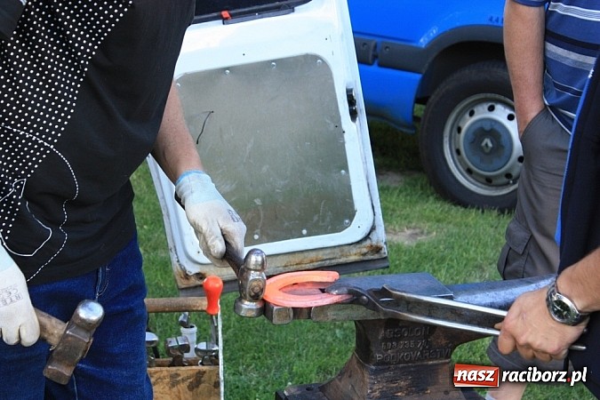 Zdjęcie w galerii na portalu naszraciborz.pl: Wczoraj konie podkuwali, dziś międzynarodowe zawody konne w skokach przez przeszkody wiadomości z regionu