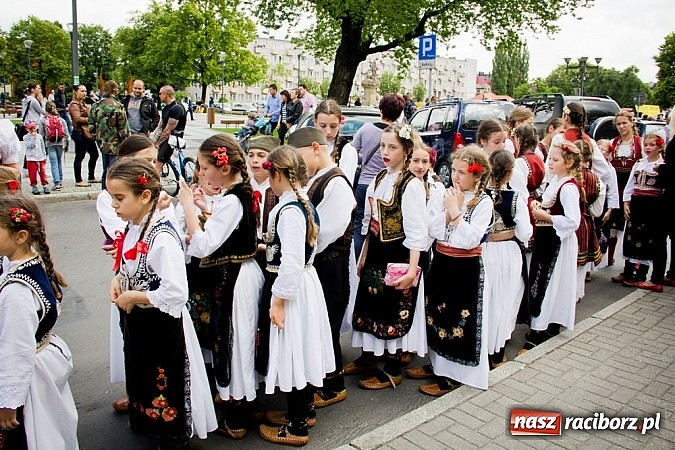 Zdjęcie w galerii na portalu naszraciborz.pl: Kolorowa parada ulicami Raciborza - Śląsk kraina wielu kultur dzień drugi wiadomości z regionu