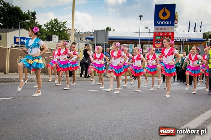 Zdjęcie w galerii na portalu naszraciborz.pl: Kolorowa parada ulicami Raciborza - Śląsk kraina wielu kultur dzień drugi wiadomości z regionu