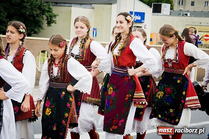 Zdjęcie w galerii na portalu naszraciborz.pl: Kolorowa parada ulicami Raciborza - Śląsk kraina wielu kultur dzień drugi wiadomości z regionu