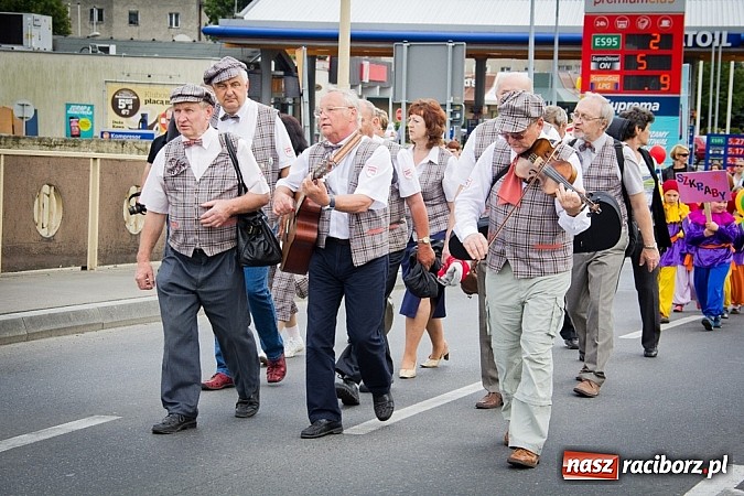 Zdjęcie w galerii na portalu naszraciborz.pl: Kolorowa parada ulicami Raciborza - Śląsk kraina wielu kultur dzień drugi wiadomości z regionu