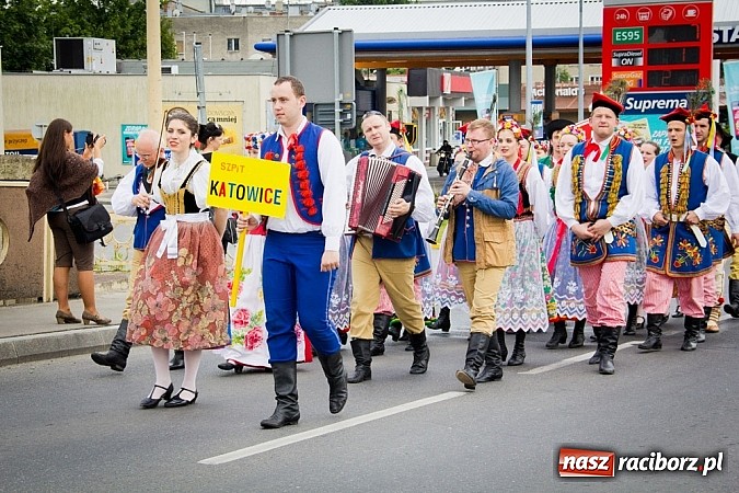 Zdjęcie w galerii na portalu naszraciborz.pl: Kolorowa parada ulicami Raciborza - Śląsk kraina wielu kultur dzień drugi wiadomości z regionu